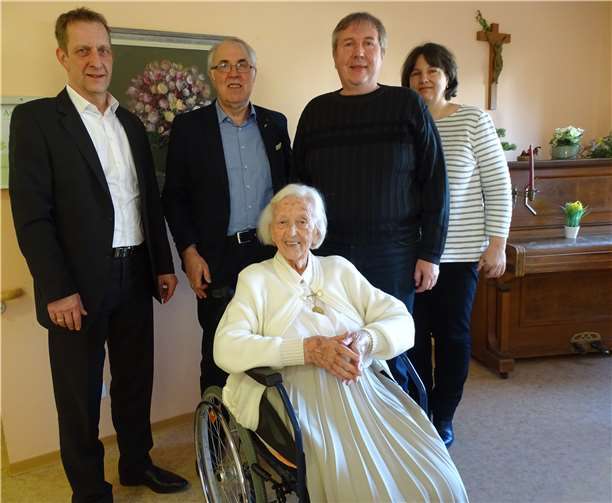 Bürgermeister Maximilian Mumm und Beigeordner Walter Meurer (v.l.) gratulierten Gretel Phal zum 95. Geburtstag. Mit der Jubilarin freute sich auch ihr Sohn Rolf. Privat