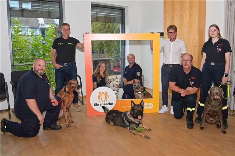 Bürgermeister Maximilian Mumm und Berthold Nick (evm) übergeben den Spendenbetrag an die begünstigten Hilfsorganisationen.  Foto: evm / Peter Seydel