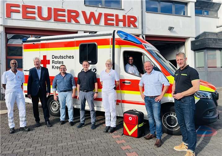 Bürgermeister Maximilian Mumm und Stadtbürgermeister Gerd Klasen (von rechts) freuen sich, dass ein jetzt einRettungswagen in Polch stationiert ist. Von links: David Gleiß, Leiter der Rettungswache Mayen/Polch, Bernhard Schneider, Geschäftsführer der Rhein-Mosel-Eifel GmbH, Peter Daub, Leiter des Rettungsdienstes der Rhein-Mosel-Eifel GmbH, sein Stellvertreter Benedikt Steinbach, Notfallsanitäterin Jessica Schommer, Rettungsassistent Udo Stein. Foto: privat