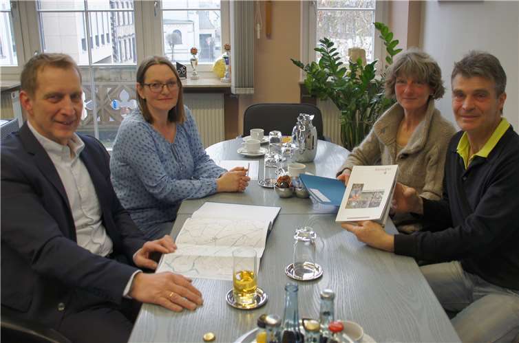 Bürgermeister Maximilian Mumm und die Eheleute Fuhrmann aus Wierschem unterschrieben jetzt im Beisein von Sachbearbeiterin Petra Hermes den Bachpatenschaftsvertrag für vier verschiedene Bachläufe. Quelle: Verbandsgemeindeverwaltung Maifeld