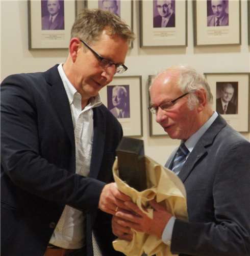 Bürgermeister Maximilian Mumm verabschiedete Leo Klöckner nach 40 Jahren aus dem Verbandsgemeinderat.