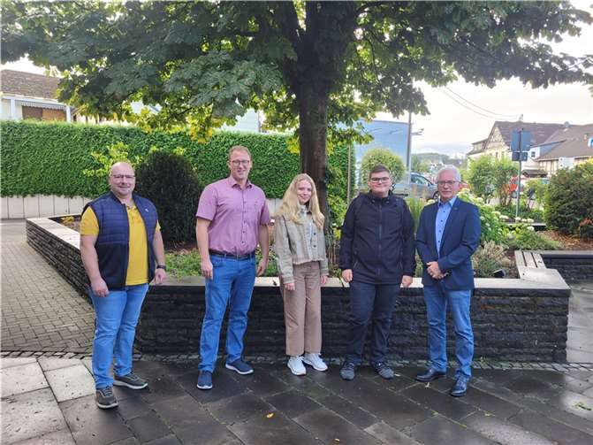 Bürgermeister Mendel begrüßte zusammen mit der Büroleitung und dem Personalrat die Auszubildenden Lisa-Marie Hoffmann und Paul Lennard Eutebach. Foto: Verbandsgemeindeverwaltung Puderbach