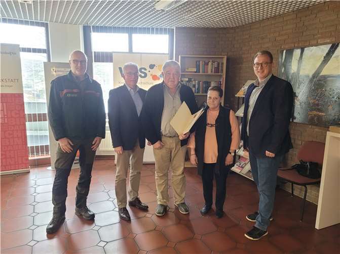 Bürgermeister Mendel dankte Günter Schmidt für die 40-jährige treue Mitarbeit und überreichte neben einer Urkunde ein Präsent. Quelle: VG Puderbach