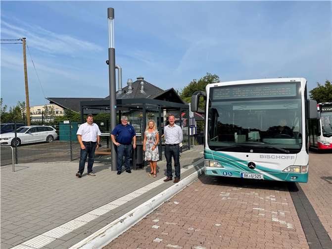 Bürgermeister Michael Christ/VG Asbach, 1. Kreisbeigeordneten Michael Mahlert, Helga Zoltowski/KV Neuwied, Dr.-Ing. Christoph Groneck/Rhein-sieg-Kreis am Busbahnhof Asbach.