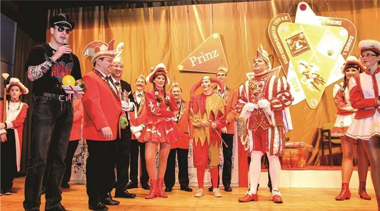 Bürgermeister Michael Dötsch überreichte dem Prinzen die Ausschelle, damit er den richtigen Ton findet.EP