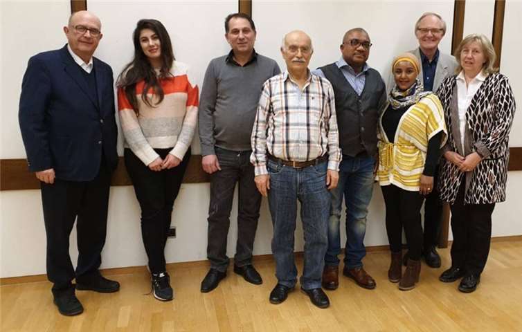 Bürgermeister Michael Kessler, Aybeniz Agayarova, Ali Edries, Mehmet Cantürk, Vorsitzender Benedikt Aimiowane, stellvertretende Vorsitzende Muzne Omar, Herbert Speyerer (FDP) und Beigeordnete Loni Wellert (V.l.n.r).Foto: Ferhat Cato