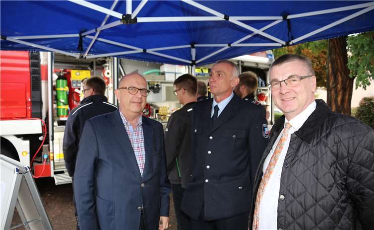 Bürgermeister Michael Kessler, Löschzugführer Michael Schneider undLandrat Dr.Alexander Saftig vor dem neuen Pulvertanklöschfahrzeug. Fotos: GM