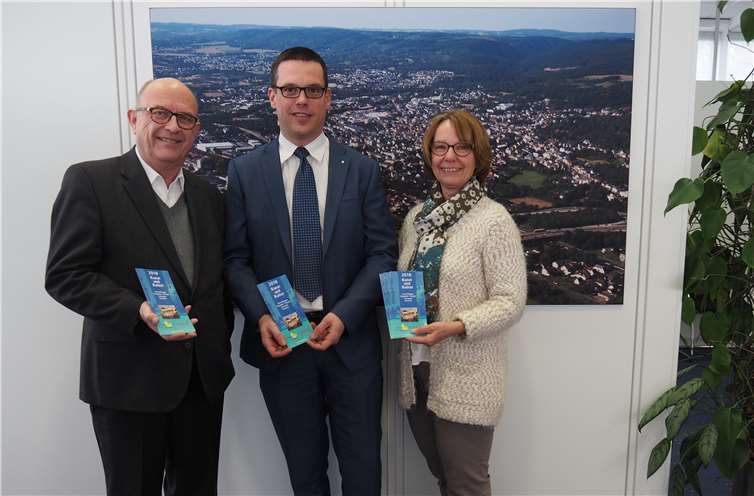 Bürgermeister Michael Kessler, Thomas Kremer und Margret Heinrich bei der Vorstellung des neuen Flyers. . privat