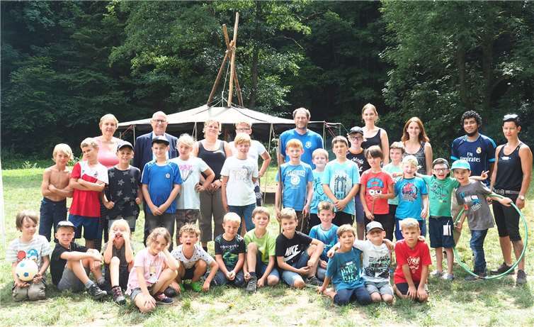 Bürgermeister Michael Kessler besuchte die Kinder bei der Ferienbetreuung im Brexbachtal. Foto: Stadt Bendorf am Rhein