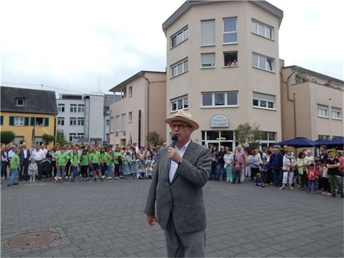 Bürgermeister Michael Kessler erklärt die Kirmes für eröffnet.