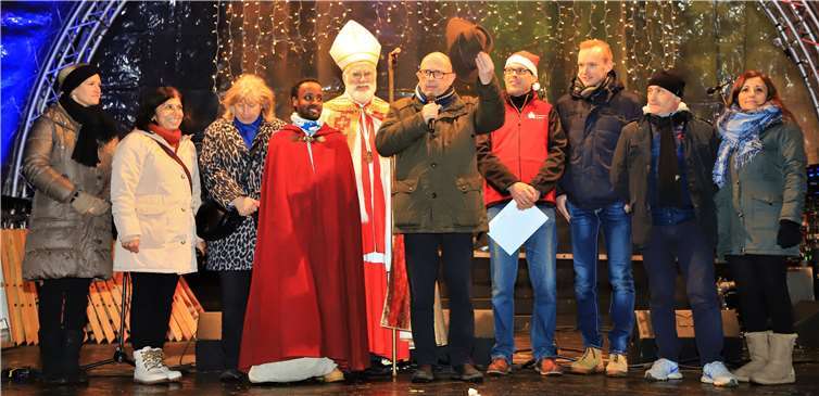 Bürgermeister Michael Kessler eröffnet den Bendorfer Weihnachtsmarkt. Fotos: WST