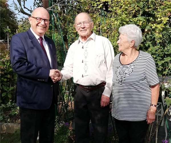Bürgermeister Michael Kessler mit Rudi Beckermann und Frau Marga.  Stadtverwaltung Bendorf