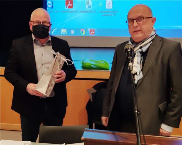 Bürgermeister Michael Kessler (r.) verabschiedete Werkleiter Klaus Kux, der 2021 ein halbes Jahrhundert bei der Stadtverwaltung wäre. Foto: HEP