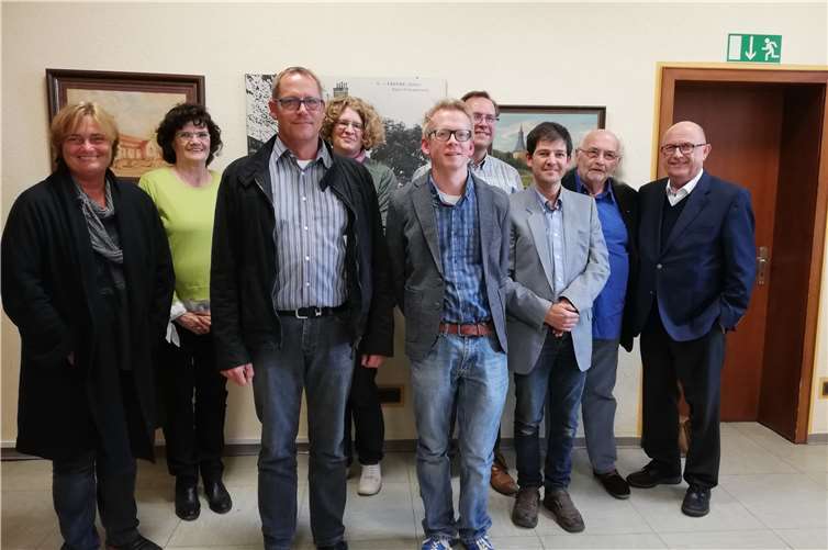Bürgermeister Michael Kessler (rechts) verpflichtete die Mitglieder, die sich künftig im Bendorfer Beirat für Menschen mit Behinderungen und deren Angehörige engagieren.Privat
