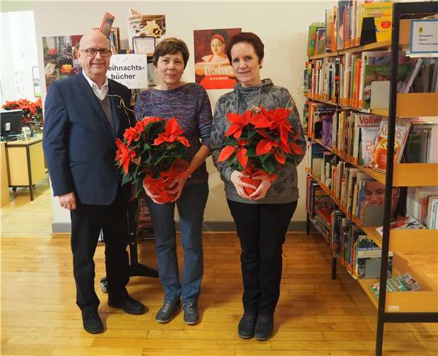 Bürgermeister Michael Kessler überreichte Inge Morstein (Mitte) und Marlies Kirst stellvertretend für alle Mitarbeiterinnen Weihnachtssterne als Dankeschön.privat