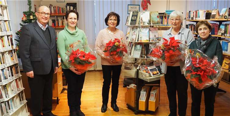 Bürgermeister Michael Kessler überreichte den ehrenamtlichen Mitarbeiterinnen der Bücherei Weihnachtssterne als Dankeschön. Privat