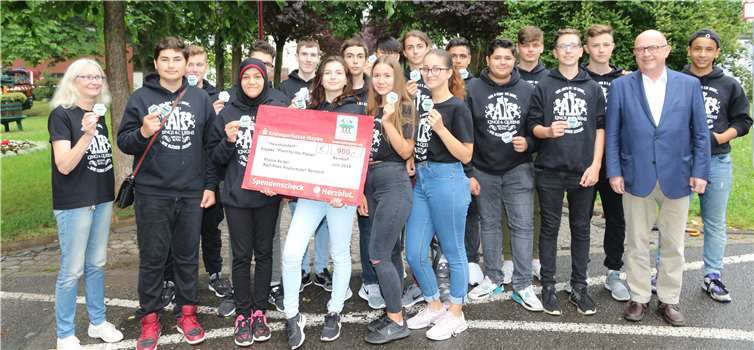 Bürgermeister Michael Kessler und Klassenlehrerin Margit Szislowskimit den Schülern der Abschlussklasse 9a vor der Baumpflanzaktion. Fotos: GM