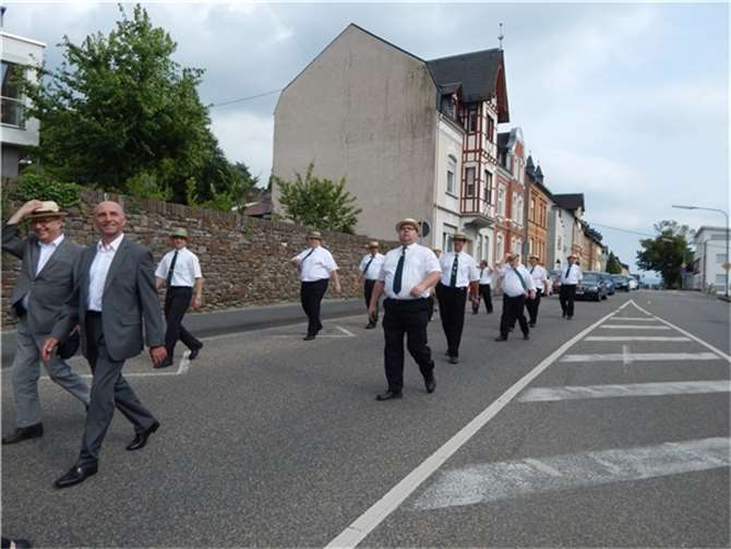Bürgermeister Michael Kessler und Kreisbeigeordneter Rudi Zenz vor dem KUK-Elfer...