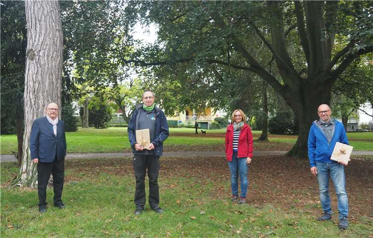 Bürgermeister Michael Kessler und Margret Heinrich dankten den Wegepaten Hermann-Josef Urwer (2.v.l.) und Werner Langhals für ihren Einsatz. Foto: Stadt Bendorf