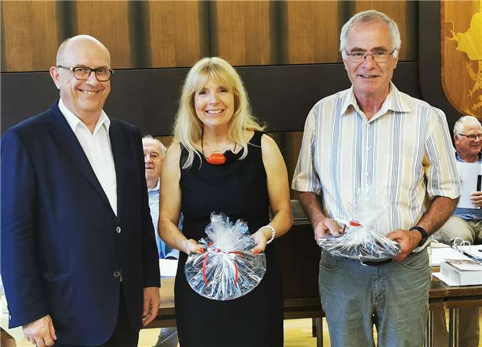 Bürgermeister Michael Kessler verabschiedet die ehemaligen Beigeordneten Gaby Zils und Peter Kirst.