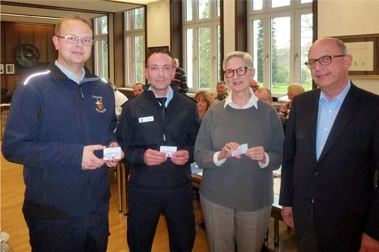 Bürgermeister Michael Kessler (v.r.) überreicht die Ehrenamtskarte an Ute von Roehl, Frank Lohrum und Tobias Hilgert.privat