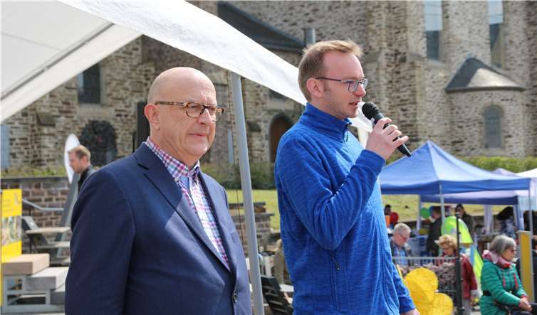 Bürgermeister Michael Kesslerund Uwe Siegismund bei der Eröffnung des Marktes.