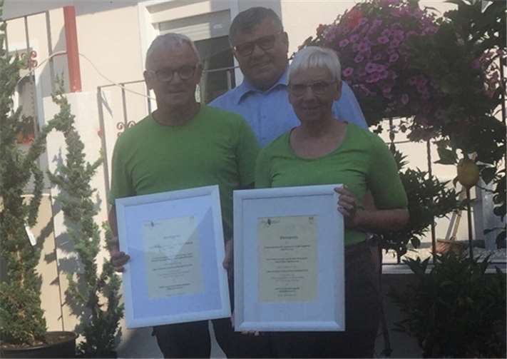 Bürgermeister Michael Mahlert gratuliert dem Team der Gärtnerei Wolfgang Becker zu den Erfolgen auf der IGA. privat