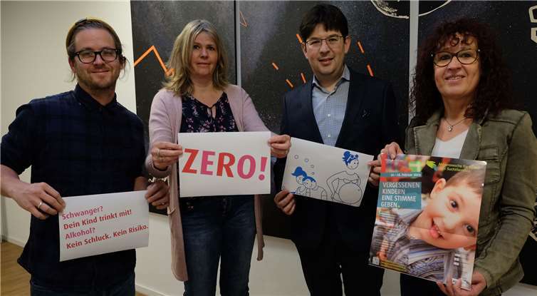 Bürgermeister Michael Mang (2. von rechts) informierte sich vorab bei Lisa Seibert-Atkins (rechts) und Martina Knapp vom Fachdienst Sucht der Caritas und KiJuB-Mitarbeiter Jonas Kern über die Inhalte der Ausstellung. Sein Fazit: „Mütterlicher Alkoholgenuss darf nicht verharmlost werden. Die Ausstellung leistet in dieser Beziehung wichtige Aufklärungsarbeit.“