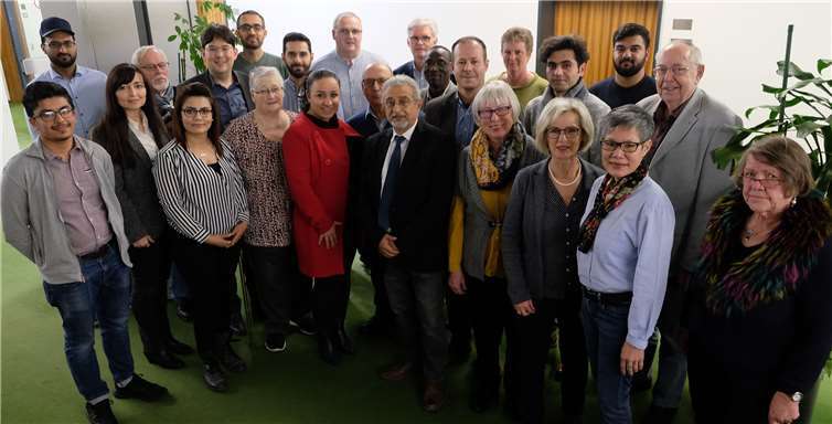 Bürgermeister Michael Mang, Amtsleiter Wolfgang Hartmann, Abteilungsleiterin Regina Berger und die Integrationsbeauftragte Dilorom Jacka verabschiedeten die ausscheidenden und begrüßten die neuen Mitglieder des städtischen Migrationsbeirats.Foto: privat