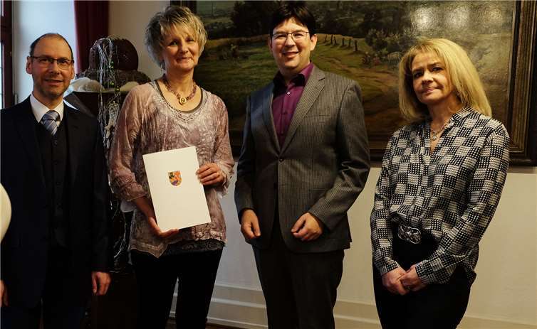 Bürgermeister Michael Mang (M.r.) überreichte Marion Bermel (M.l.) die Bestellungsurkunde zur Standesbeamtin. Amtsleiter Dirk Uhrig und seine Stellvertreterin Marion Bertram gratulierten. Quelle: Stadt Neuwied