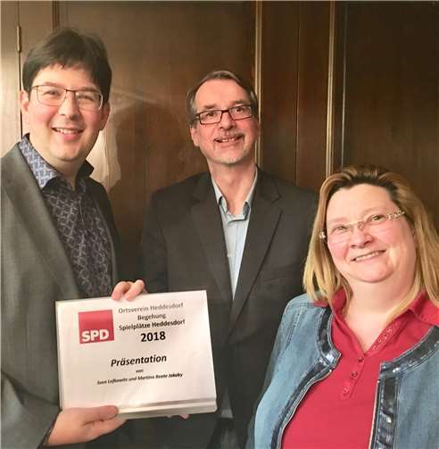 Bürgermeister Michael Mang, SPD-Fraktionsvorsitzender Sven Lefkowitz und Martina Beate Jakoby bei der Übergabe des Abschlussberichtes. Foto: privat
