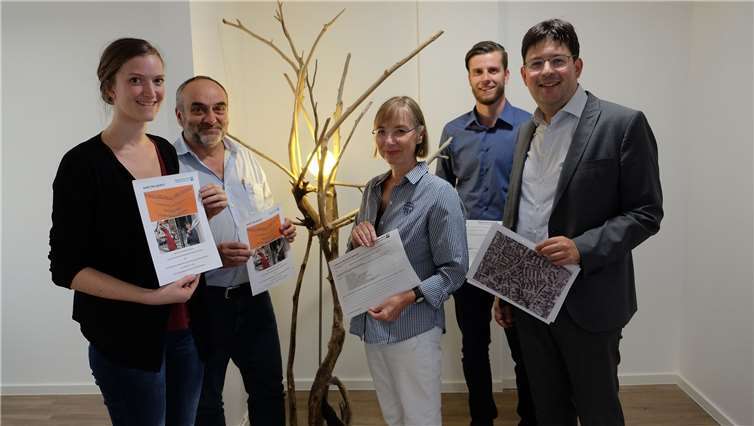 Bürgermeister Michael Mang begrüßt die Erarbeitung eines Handlungskonzeptes durch Mario Seitz und Pfarrerin Renate Schäning, beide vom Diakonischen Werk im Evangelischen Kirchenkreis Wied. Als Multiplikatoren unterstützen Hermann-Josef Schneider, Pfarreiengemeinschaft St. Matthias, und Julia Arfmann-Knübel, evangelische Friedenskirchengemeinde (v.r.n.l.).Stadtverwaltung Neuwied