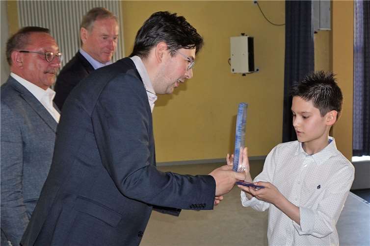 Bürgermeister Michael Mang gratuliert Samuel Lamzum Titel des neuen Jugend-Sportlers des Jahres 2017.