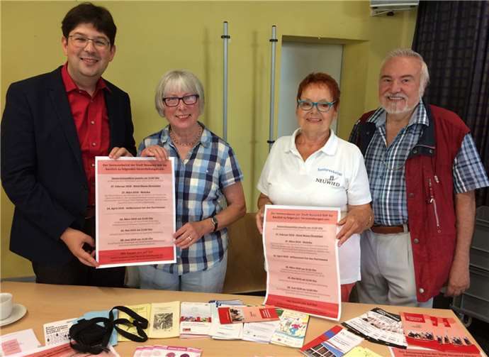 Bürgermeister Michael Mang (li.) besuchte natürlich auch den Stand des Neuwieder Seniorenbeirats, wo er mit Inge Rockenfeller (2.v.li.), Inge Rockenfeller (2.v.re.) und Beirats-Vorsitzendem Robert Raab sprach.