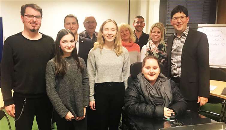 Bürgermeister Michael Mang (r.) beglückwünschte nach dem Votum Sonja Kowallek (vorne, M.). Sie ist die neue Vorsitzende des Gremiums. Ihre Stellvertreterinnen sind Madeleine Kopp (v.l.) und Jana Maurer (v.r.). Quelle: Stadt Neuwied
