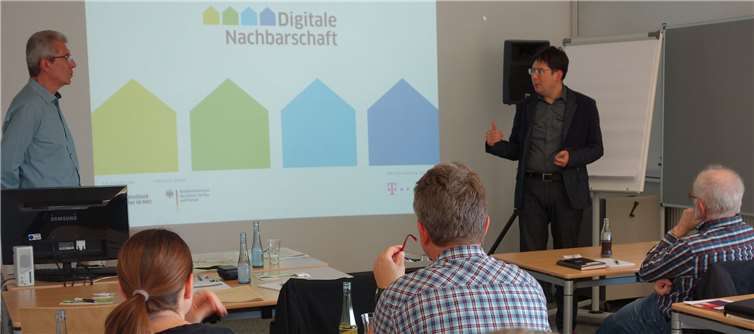 Bürgermeister Michael Mang (rechs) begrüßte den Referenten Norbert Wollsiefer. Privat