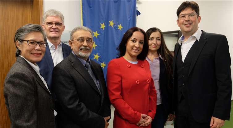 Bürgermeister Michael Mang (rechts) begrüßte Woroud Nissan (3. von rechts), die neue Vorsitzende des städtischen Beirats für Migration und Integration. Ihre beiden Stellvertreter sind Melinda Walther (links) und Raffaele Zampella (3. von links). Bei der Zusammenkunft dabei waren zudem Wolfgang Hartmann, Leiter des Amts für Jugend und Soziales, und Dilorom Jacka, die Geschäftsführerin des Migrationsbeirats. Stadt Neuwied