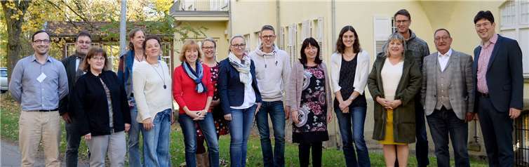 Bürgermeister Michael Mang (rechts) und Amtsleiter Hans-Peter Schmitz (2. von rechts) begrüßten die Leiter der Neuwieder Grundschulen am Forschungszentrum auf Monrepos. Dr. Frank Moseler (links) führte sie durch die Ausstellung. Privat
