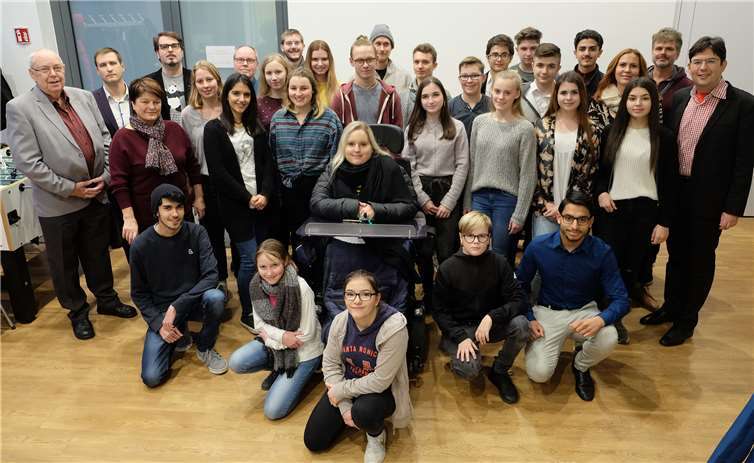 Bürgermeister Michael Mang (rechts) verabschiedete die alten und begrüßte die neuen Mitglieder des Jugendbeirats der Stadt Neuwied. Mit dabei waren die jugendpolitischen Sprecher der Ratsfraktionen und die „Beiratslotsen“ Sonja Jensen und Jürgen Gügel vom städtischen Kinder- und Jugendbüro.Stadtverwaltung