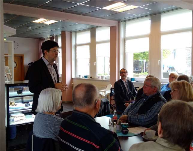 Bürgermeister Michael Mang (stehend) bei seinem Grußwort, hinten rechts (sitzend) Vorsitzender Sven Lefkowitz. Foto: privat