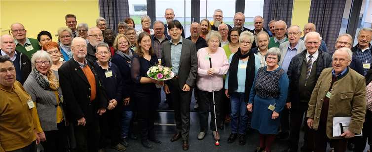 Bürgermeister Michael Mang überreichte der neuen städtischen Seniorenbeauftragten Sandra Mette im Beisein der Mitglieder des neuen Seniorenbeirats als Willkommensgruß einen Blumenstrauß. Foto: Stadt Neuwied