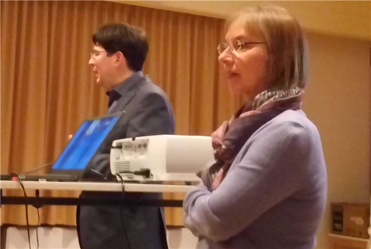 Bürgermeister Michael Mang und Pfarrerin Renate Schäning.