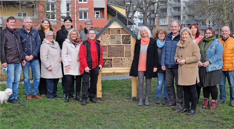 Bürgermeister Michael Mang und das Quartiersmanagement der südöstlichen Innenstadt bedankten sich den vielen Ehrenamtlichen, die mit professioneller Unterstützung in den Goethe-Anlagen ein Insektenhotel aufgebaut haben. Foto: privat