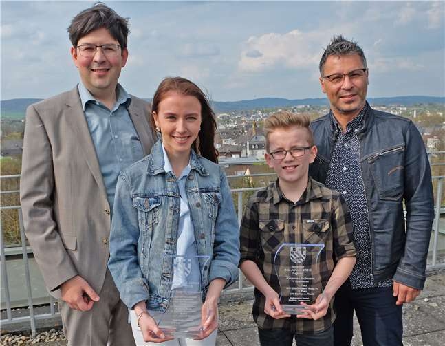 Bürgermeister Michael Mang (v. l.) würdigte die sportlichen Leistungen von Laura Sager-Sterr und Johannes Hofmann. Foto: