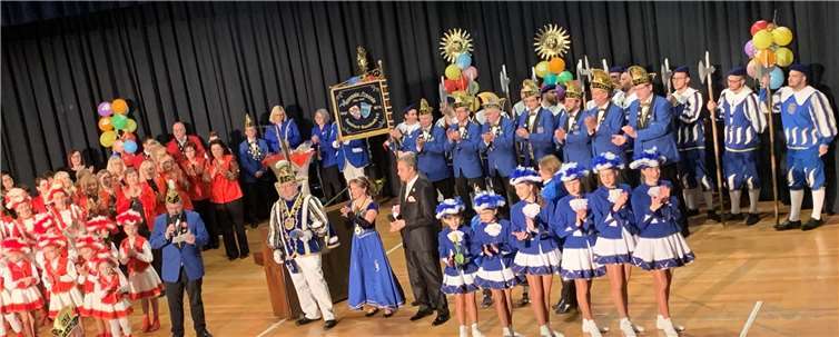 Uli I. regiert die blau-goldene Fastnacht in Ransbach-Baumbach Bürgermeister Michael Merz führte den diesjährigen Kräutscheskönig Uli I. (Schlemmer) offiziell in sein Amt ein. Foto: Karnevalsfreunde Blau-Gold