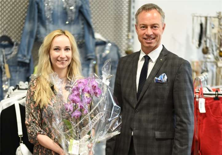 Bürgermeister Michael Merz gratuliert Olga Bengel zur Neueröffnung in der Sälzerstraße. Foto: Ilessa GmbH