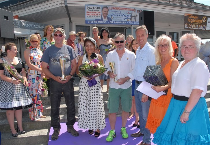 In der Töpferstadt drehten Petticoats und Oldsmobile ihre Runden Bürgermeister Michael Merz nahm die Siegerehrung vor,umrahmt von den Models der Modenschau der Boutique Jamlong.
