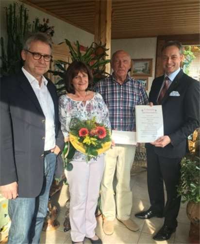 Bürgermeister Michael Merz (re.) gratulierte gemeinsam mit Ortsbürgermeister Frank Herrmann (li.) dem Ehepaar Wagner zur Goldhochzeit. Ortsgemeinde