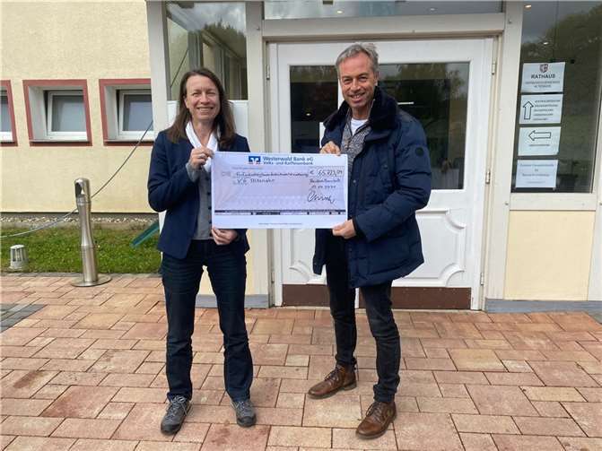 Bürgermeister Michael Merz übergab den symbolischen Spendenscheck an seine Amtskollegin Cornelia Weigand.Foto: VG Ransbach-Baumbach