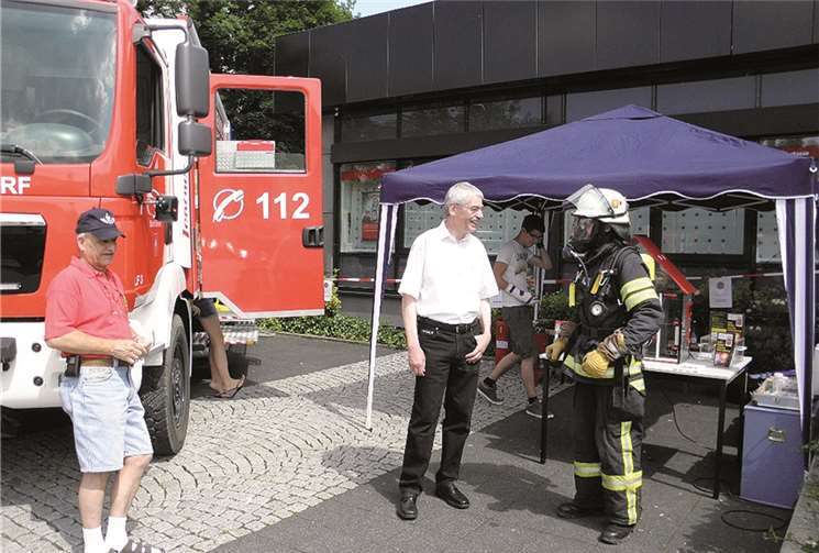 Bürgermeister Michael Syré als Chef der Feuerwehr zollte den Kameraden Respekt.PS